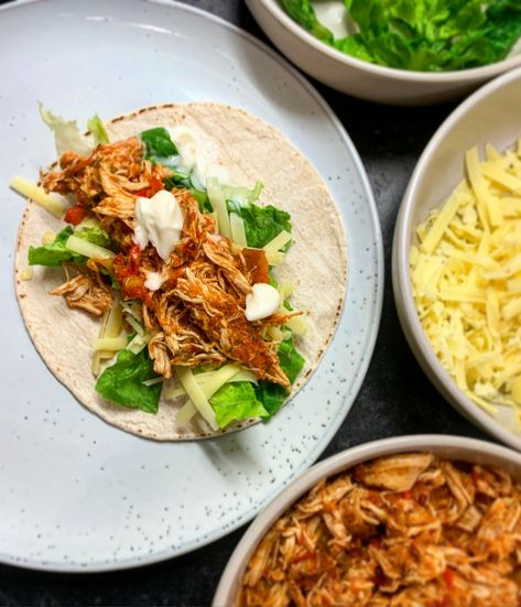 Slow-Cooked Pulled Chicken Fajitas - Low Fodmap Inspiration Pulled Chicken Fajitas, Fajita Sides, Fodmap Slow Cooker, Fodmap Recipes Dinner, Low Fodmap Recipes Dinner, Fajita Mix, Gluten Free Wraps, Slow Cooked Meat, Gluten Free Tortillas