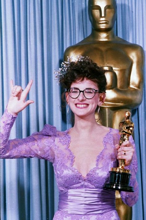 Marlee Matlin (Children of a Lesser God) (1986). Best Actress in a Leading Role (59th Academy Awards). Oscar Statue, Orry Kelly, Marlee Matlin, Oscars Red Carpet Dresses, Best Actress Oscar, Glamour Uk, Academy Award Winners, Oscar Dresses, Oscar Winners