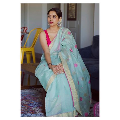 She Shows How To Put Together A Perfect Saree Look! Colour Jewellery, Saree Blouse Styles, Indian Sari Dress, Cotton Saree Designs, Fashion Indian, Simple Sarees, Indian Fashion Saree, Traditional Indian Outfits, Saree Trends