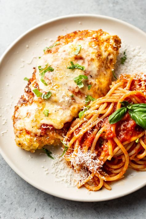 This easy crispy chicken parmesan recipe is cooked in a skillet and baked to melty, cheesy perfection. Skillet Chicken Parmesan, Chicken Parmesan Recipe Easy, Chicken Marinara, Chicken Parmesan Recipe, Parmesan Recipe, Easy Chicken Parmesan, Breaded Chicken Breast, Parmesan Recipes, Parmesan Crusted Chicken