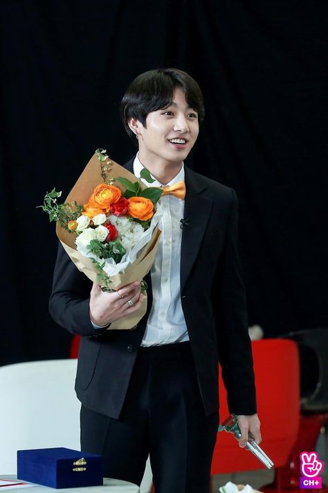 Sekalinya mesum ya mesum, gamau gua panggil lu dengan embel embel jun… #fiksipenggemar # Fiksi Penggemar # amreading # books # wattpad Jungkook Run Bts, Bts Bon Voyage, Jungkook Oppa, Bts Reactions, Jungkook Selca, Bts Concept Photo, Jeon Jungkook Photoshoot, Flower Boys, Jungkook Abs