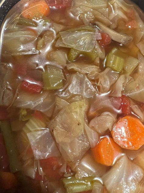 Detox Cabbage Soup - Easy DIY Recipes Italian Cabbage Soup, Detox Cabbage Soup, Red Curry Shrimp, Detox Soup Cabbage, Soup Ingredients, Bisque Recipe, Soup Easy, Dried Basil, Ham And Beans