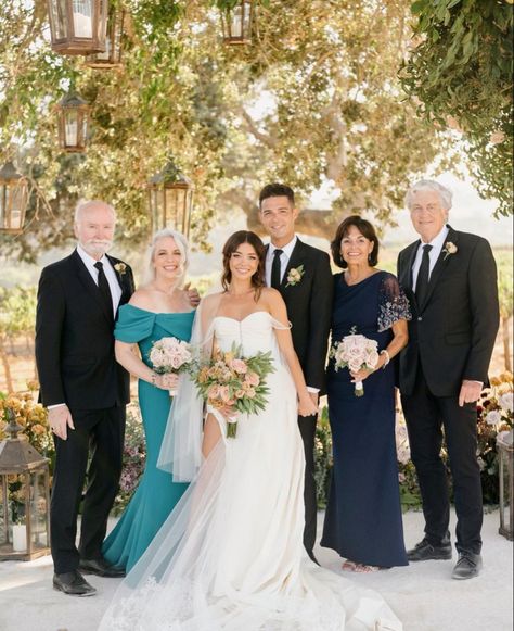 Formal Family Wedding Photos, Wedding Photoshoot Ideas Family, Wedding Poses With Family, Family Wedding Photos Poses Parents, Wedding Family Portraits Group Shots, Older Couple Wedding Photography, Family Wedding Portraits, Wedding Day Photos Must Have Family, Wedding Picture Ideas With Parents