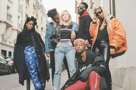 Teessue Is the New Parisian Streetwear Brand You Need to Know French Streetwear, Paris Streetwear, Streetwear Photoshoot, Best Streetwear Brands, Group Picture Poses, Band Photoshoot, Parisian Look, Cool Shoes, Group Poses