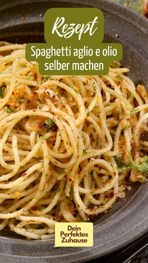 Nach der Arbeit möchtest du kein aufwendiges Gericht kochen? Dann haben wir die perfekte Lösung für dich: Spaghetti aglio e olio ist schnell zubereitet und schmeckt lecker! Das vollständige Rezept findest du auf Merkur.de. Spaghetti Aioli Olio, Aglio E Olio Pasta, Olio E Aglio Recipe, Spagetti Aioli Olio, Pasta Olio Aglio, Spaghetti Olio Aglio, Spaghetti Aioli, Spaghetti Alio Olio, Spaghetti Olio