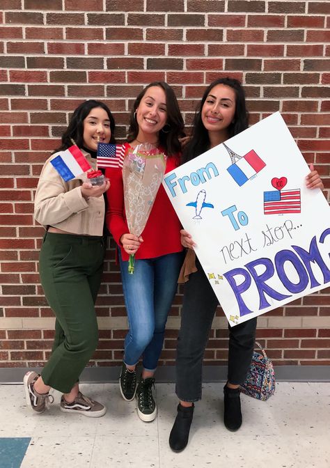 Airport Promposal, Exchange Student Promposal, Plane Promposal, Long Distance Promposal Ideas, Long Distance Promposal, Foreign Exchange Student Welcome Sign, Exchange Student Welcome Sign, Foreign Exchange Student Gifts, Gifts For Foreign Exchange Students