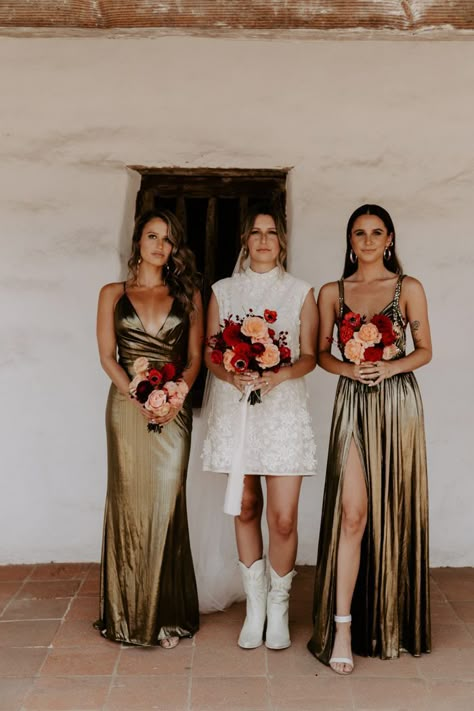 Metallic Bridesmaid Dresses | Image by Maya Lora Retro Bridesmaid Dresses, Metallic Bridesmaid Dresses, Cute Bridesmaid Dresses, Fall Wedding Bridesmaids, Bride’s Mother, Fall Bridesmaid Dresses, Eclectic Wedding, Unconventional Wedding, Retro Santa