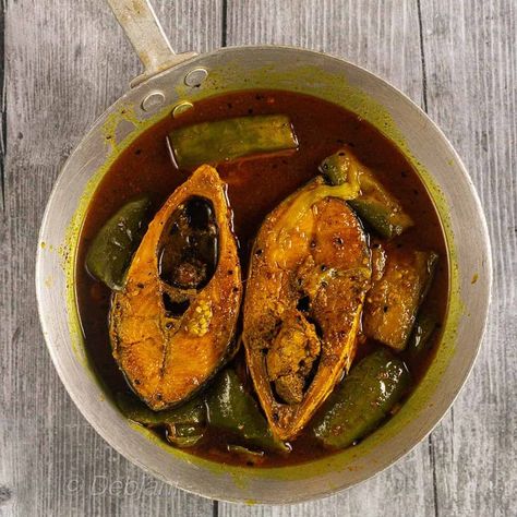 Ilish Mach aka Hilsa fish is in the season and needless to say, I cooked it a few times this year as well. This year, however, I have used Ilish mach to make simple delicacies mostly. Ilish Beguner Jhol is probably the simplest of the lot, well, after Ilish Mach Bhaja. Ilish Mach Recipe, Ilish Mach, Hilsa Fish Recipe, Macher Jhol, Hilsa Fish, Crispy Fried Fish, Fish Fry Recipe, Bengali Cuisine, Bengali Recipes