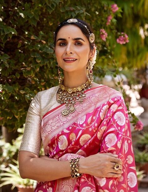 Blouse For Pink Banarasi Saree, Banaras Sarees Blouse Designs, Pink Banarasi Saree Blouse Design, Cream Saree Combination, Traditional Saree Look, Banaras Blouse, Culture Of Rajasthan, Pink Banarasi Saree, Banaras Sarees