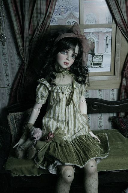 Porcelain Doll - Halloween Costume Idea Creepy Doll Halloween Costume, Porcelain Doll Costume, Creepy Doll Halloween, Halloween Customs, Porcelain Doll Makeup, Creepy Costumes, Doll Halloween Costume, Creepy Doll, Haunted Dolls