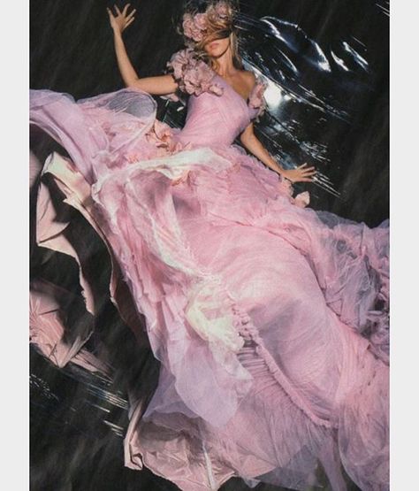 Happy Birthday !! @gisele Nick Knight, Pink Tulle Dress, Gisele Bündchen, Gisele Bundchen, Vogue Uk, Pink Tulle, John Galliano, Mode Inspiration, Moda Fashion