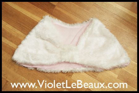 great for fall winter!~ hime gyaru faux fur bow capelet sewing tutorial @ http://www.violetlebeaux.com/ Cute Craft, Faux Fur Shawl, Cape Pattern, Hime Gyaru, Faux Fur Stole, Coat Pattern Sewing, Sewing Patterns Girls, Fur Shawl, Coat Patterns