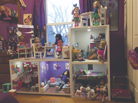 How to Turn Shelves Into an American Girl Dollhouse - Washington FAMILY Magazine American Girl Storage, Girls Bookshelf, American Girl Beds, American Doll House, American Girl House, American Girl Doll Room, Ikea Dollhouse, Dollhouse Bookshelf, American Girl Dollhouse