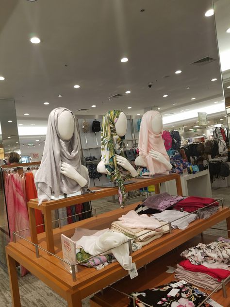 Hijab Store Interior, Hijab Store Design, Hijab Display, Mall Display, Hijab Store, Store Shelves Design, Clothing Store Interior, Booth Decor, Store Design Boutique