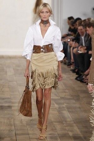 Ralph Lauren collection inspired by the wild west with a fringe leather skirt takes the catwalk. Fringe Leather Skirt, 일본 패션, Looks Country, Estilo Hippie, Cowgirl Chic, Ralph Lauren Style, Western Chic, Elegante Casual, Casual Sport