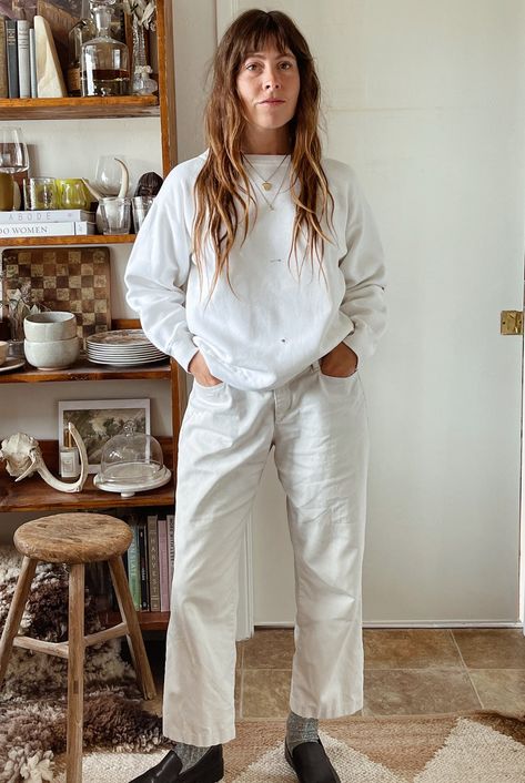 Purple Clogs Outfit, Everyday Uniform Women, Wood Clogs Outfit, Relaxed Style Women, White Denim Overalls Outfit, Soho Street Style, Construction Women Outfit, Casual Minimalist Outfit Summer, Womens Travel Outfits