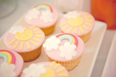 Cupcakes for rainbow party Sun Cupcakes, Sunshine Cupcakes, Fondant Rainbow, Sunshine First Birthday, Sunshine Birthday Parties, Rainbow Cupcake, Cupcakes Fondant, Sunshine Party, Sunshine Birthday