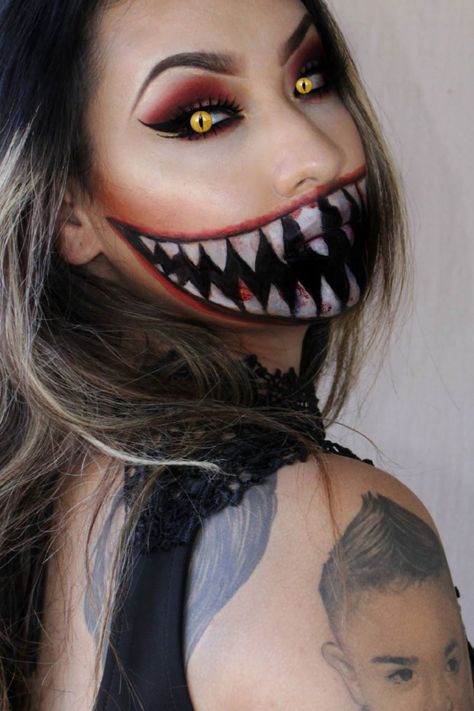 Halloween scary mouth Scary Mouth Makeup, Halloween Mouth Makeup, Halloween Makeup Blood, Scary Mouth, Spooky Tooth, Monster Mouth, Halloween Infantil, Horror Make-up, Pretty Halloween Costumes