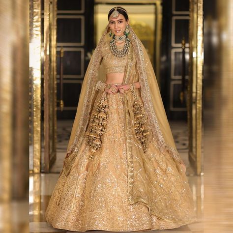 Golden Bridal Lehenga, Latest Traditional Dresses, Gold Color Dresses, Golden Lehenga, Baju Kahwin, Indian Bridesmaid Dresses, Latest Bridal Lehenga, Wedding Lehenga Designs, Celebrity Casual Outfits