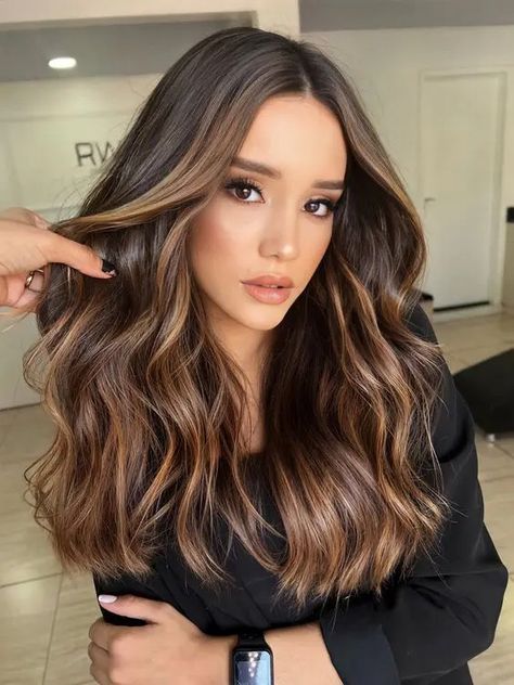 fab long dark brunette hair with slight caramel contouring and volume and waves looks jaw dropping Belage Hair, Balayage Hair Morenas, Light Brunette Hair, Sleek Short Hair, Hair Contouring, Glow Hair, Cool Hair, Dark Brunette Hair, Long Brunette Hair