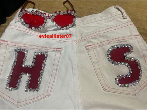 Harry styles rhinestone love on tour outfit Harry Styles Jeans Diy, Hs Pants Harry Styles, Harry Styles Pants Diy, Diy Harry Styles Outfits, Hs Jeans, Harry Styles Pants, Harry Styles Jeans, Harry Styles Outfits Inspiration Concert, Harry Styles Costume