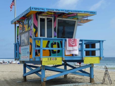 This lifeguard shack in Malibu reflects more of a surfer vibe than a Red Cross vibe Lifeguard Party, Lifeguard Shack, Vintage Lifeguard, Lifeguard House, Beach House Backyard, Surf Shacks, Surfer Vibe, Tiny Beach House, Beach Shacks