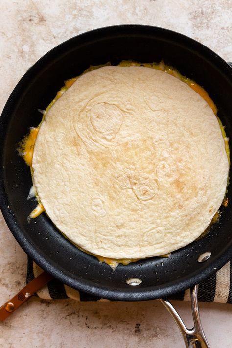 Egg Quesadilla Recipes, Breakfast Ideas With Tortillas, Breakfast Tortilla Ideas, Sweet Breakfast Quesadilla, Taco Omelette, Egg Tacos Breakfast, Tortilla Egg Breakfast, Tortilla Breakfast Ideas, Taco Omelette Breakfast