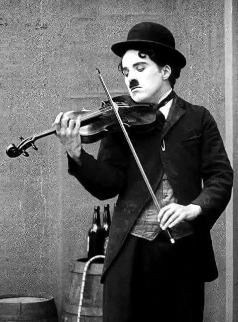 Left Handed Celebrities, Charles Spencer Chaplin, Charles Spencer, Silent Film Stars, Septième Art, The Violin, Silent Movie, Charlie Chaplin, Silent Film