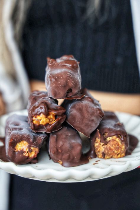 These healthier vegan butterfingers are the best way to start the week! You just have to grab 6 ingredients and you're ready to go! Snickers Protein Bar, Ella Vegan, Candy Bar Recipe, Healthy Candy, Corn Meal, Instagram Recipes, Halloween Week, Protein Brownies, Pear Juice