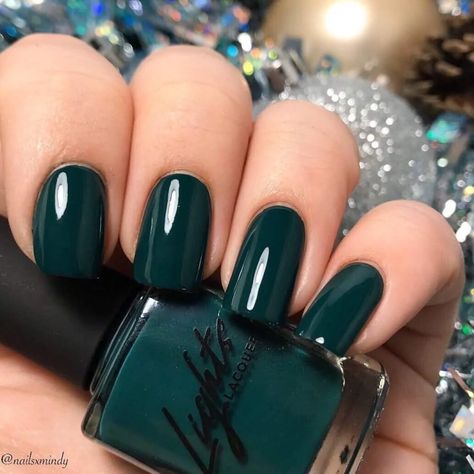 Christmas Nail Colors, Berry Nails, Christmas Nail Ideas, Nail Colors Winter, Green Nail Polish, Aesthetic Nails, Green Nail, Christmas Nail, Chic Nails