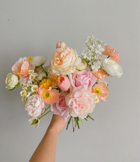 Peach Vibes, Peach Wedding Bouquet, Peach Bouquet, Tulip Wedding, Colorful Wedding Flowers, Yellow Wedding Flowers, Bridal Bouquet Flowers, Peony Wedding, White Wedding Bouquets