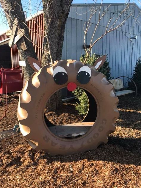 Tractor Tire Decor Ideas, Tire Holiday Decor, Tire Display Ideas, Christmas Tyre Ideas, Tractor Tire Christmas Decoration, Christmas Tires Decoration, Tire Christmas Tree, Tire Halloween Decorations, Halloween Tire Decorations