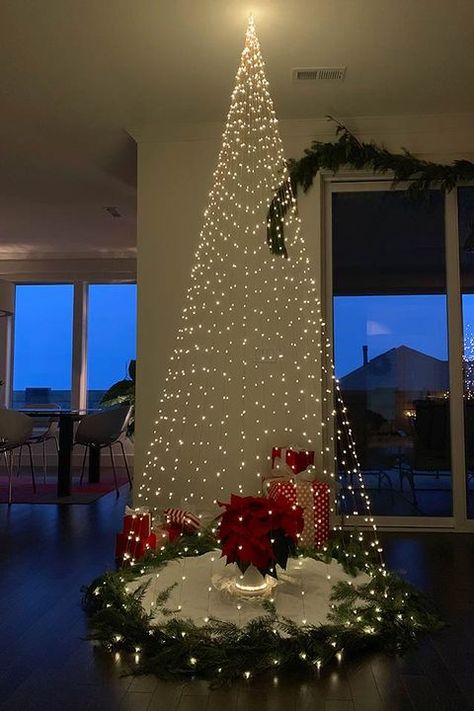 Luces Christmas Tree With Lights, Balloon Tree, Tree With Lights, Christmas Tree Lots, Alternative Christmas, Alternative Christmas Tree, Creative Christmas Trees, White Christmas Trees, Rustic Christmas Tree