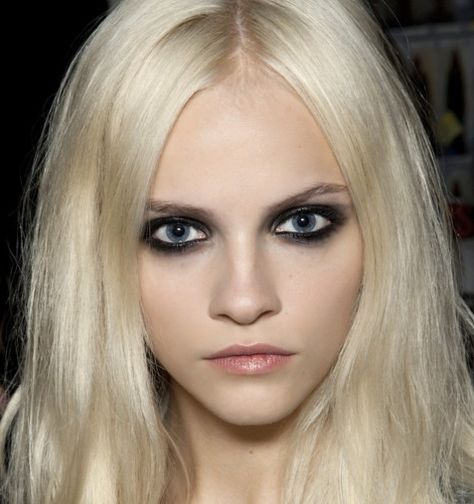 Grunge Goddess Grunge Eye Makeup, Makeup Runway, Ginta Lapina, 90s Grunge Hair, Black Eye Makeup, Runway Inspiration, Look Grunge, Taylor Momsen, Edgy Makeup