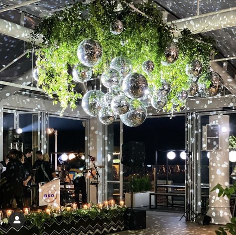 Disco Ball And Greenery Ceiling, Wedding With Disco Balls, Disco Ball And Greenery, Disco Ball Decoration, Disco Ball Ideas, Electric Disco Wedding, Gala Table Decor, Jungle Disco Wedding, Gala Event Decor