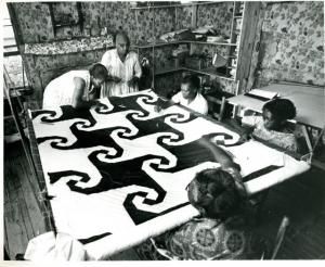 ...the New York Foundation's grant to the [Freedom Quilting Bee] Cooperative [in Alabama] was used towards the construction of a new sewing building, the Martin Luther King, Jr. Memorial Sewing Center. Prior to its construction, the quilters worked in small, cramped cabins such as the one pictured here. Bee Photos, Hand Quilting Frames, Freedom Quilt, Quilt History, Gees Bend Quilts, Quilt Pictures, Puzzle Quilt, African American Quilts, History Of Quilting