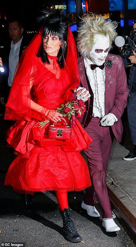 Cool cats: Bella Hadid and the Weeknd dressed as Beetlejuice and Lydia and managed to look... #halloweencelebrities #halloweencostumes Celebrity Couple Costumes, Beetlejuice Halloween Costume, Morticia And Gomez Addams, Lydia Beetlejuice, Beetlejuice Costume, Gomez Addams, Celebrity Costumes, Annual Halloween Party, Beetlejuice Halloween