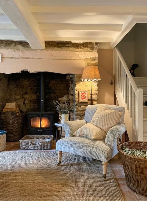 Thatch Cottage, Small Cottage Interiors, Cottage Lounge, Cottage House Interior, Country Cottage Living, Country Cottage Interiors, Literature Humor, Wild Rabbit, House Addition