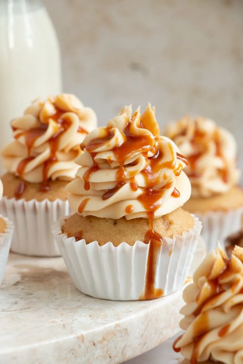 Easy Salted Caramel Cupcakes From Scratch - The Hearty Life Easy Salted Caramel, Diy Caramel, Cupcakes From Scratch, Salted Caramel Chocolate Cake, Salted Caramel Cupcakes, Caramel Cupcakes, Good Meatloaf Recipe, Caramel Pretzels, Dessert Presentation