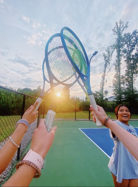 Tennis Friends Pictures, Summer Tennis Aesthetic, Tennis Photoshoot Ideas Friends, Tennis Summer Aesthetic, Tennis With Friends Aesthetic, Tennis Friends Aesthetic, Aesthetic Tennis Pictures, Tennis With Friends, Tennis Friends