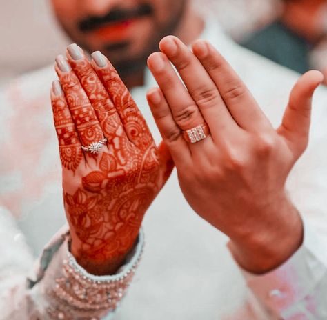 Wedding Rings Engagement Couple Indian, Sagai Pose, Engagement Rings Couple Gold Indian, Indian Engagement Rings, Engagement Mehendi, Engagement Portraits Poses, Ring Photoshoot, Indian Engagement Ring, Mehendi Photography