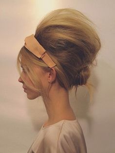 60s bouffant updo with headband - Google Search 60s Hair, Beehive Hair, Messy Hair, French Twist, Vintage Hair, Hair Envy, Brigitte Bardot, Jessica Alba, Love Hair