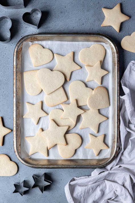 Vegan vanilla sugar cookies - these easy vegan vanilla biscuits are great for making cut-outs as they hold their shape really well. Use this recipe as a base to decorate as you like. Perfect for birthdays, Christmas, Halloween, Easter or Valentine's day! Vegan Sugar Cookie Recipe, Christmas Biscuits Recipe, Vegan Royal Icing, Easy Vegan Cookies, Vanilla Sugar Cookies, Vegan Sugar Cookies, Vegan Christmas Cookies, Vanilla Biscuits, Vegan Tips