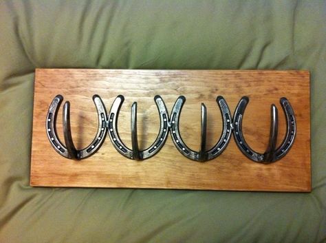 Horse shoe coat rack. Horse Shoe Ideas Diy, Horse Shoe Decorations, Horse Shoe Hat Holder, Horse Shoe Hooks, Horse Shoe Coat Racks, Horse Shoe Crafts Diy Easy, Horse Shoe Welding, Horse Shoe Ideas, Shoe Coat Rack