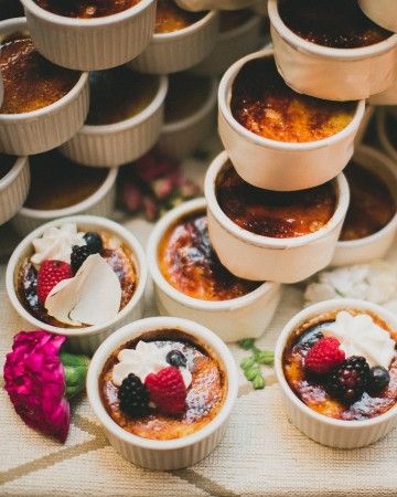 The newlyweds served one of their favorite desserts, créme brulee, instead of a traditional cake. Creme Brulee Wedding, Wedding Dessert Ideas, Dessert Buffet Wedding, Dessert Alternatives, Wedding Cake Alternatives, Dessert Bar Wedding, Valentine Desserts, Wedding Dessert Table, Unique Desserts