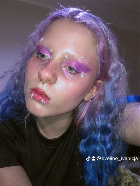 Alien Girl Aesthetic, Alien Makeup, Dream Makeup, Space Princess, Alien Girl, Fairy Makeup, Doll Makeup, School Makeup, Glitter Girl