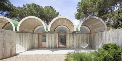 Gallery of Concrete Barrel Vaults Applied in 10 Projects of Contemporary Architecture - 2 One Storey House, Housing Ideas, Roof Architecture, Concrete Roof, Green Tile, Architecture Exterior, Architecture Photo, Structural Engineering, Concrete Wall