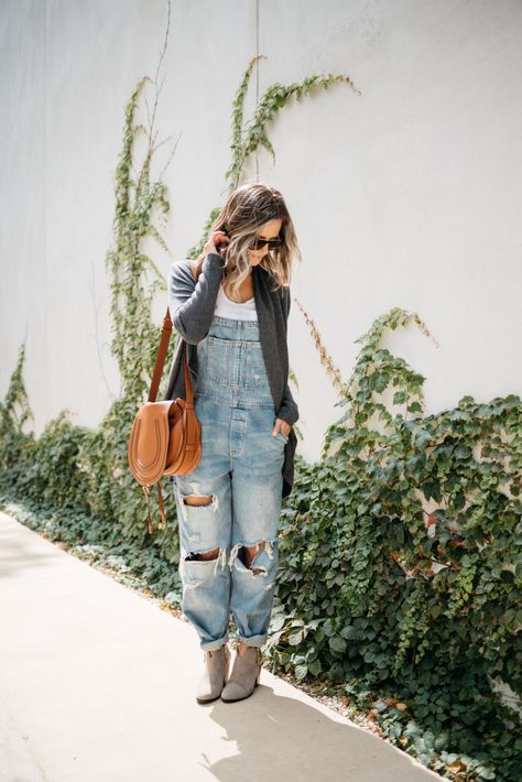 How To Wear Overalls This Fall (Without Looking Like A Farmer) - my kind of sweet Baggy Overalls Outfit, Overalls Outfit Winter, Styling Overalls, Denim Overalls Outfit, Overalls Outfits, Overall Outfit, Overalls Outfit, Autumn Fashion Casual, Mode Inspo