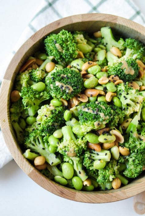 Broccoli Edamame, Salad With Peanut Sauce, Asian Broccoli, Edamame Recipes, Edamame Salad, Resep Salad, Peanut Dressing, God Mat, Broccoli Salad