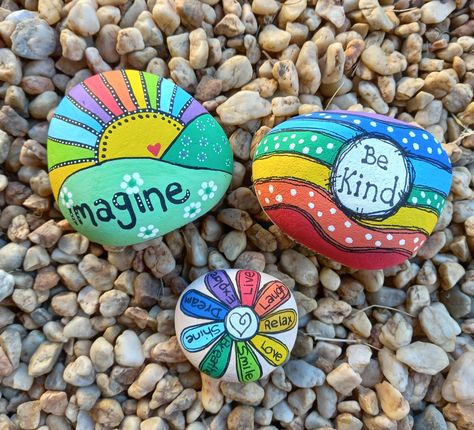 Pride Rock Painting, Inspirational Rock Painting Ideas Easy, Positive Painted Rocks, Festival Paint, Painting Rainbow, Happy Rock, Diy Rock Art, Stone Art Painting, Happy Stones